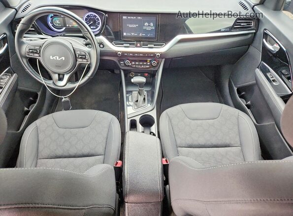KNDCB3LC6N5530126 2022 KIA NIRO Black 