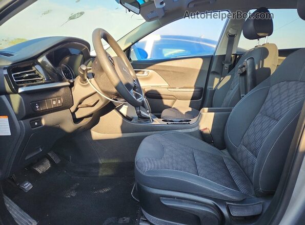 KNDCB3LC6N5540459 2022 KIA NIRO Silver Front interior view