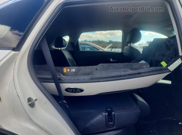 KNDCC3LC0L5429285 2020 KIA NIRO White Rear seats view
