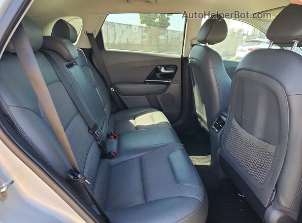 KNDCC3LC4J5128323 2018 KIA NIRO Silver 