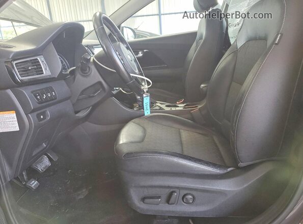 KNDCC3LC9J5141195 2018 KIA NIRO Угольный Вид салона спереди