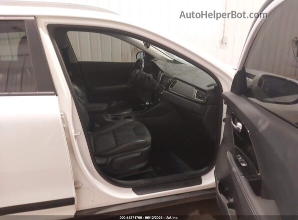 KNDCC3LCXK5219940 2019 KIA NIRO White Front interior view