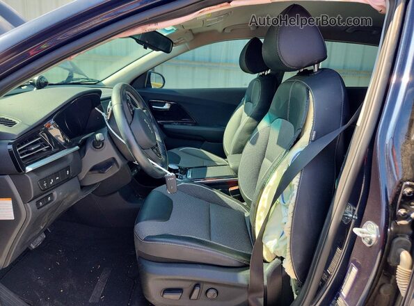 KNDCC3LG2N5142178 2022 KIA NIRO Угольный Вид салона спереди