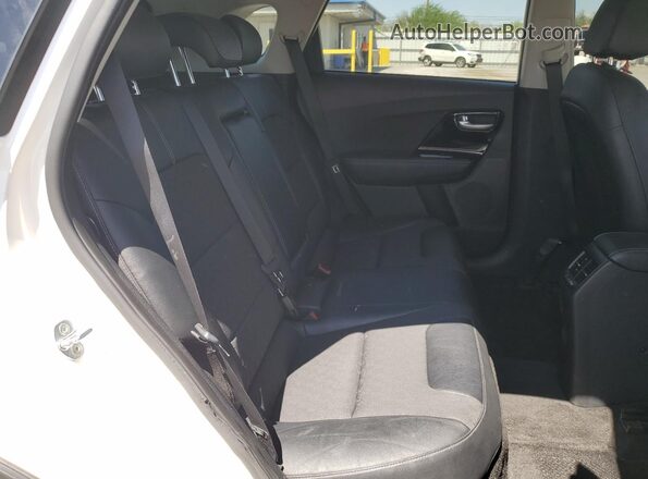 KNDCD3LD7N5540716 2022 KIA NIRO White 