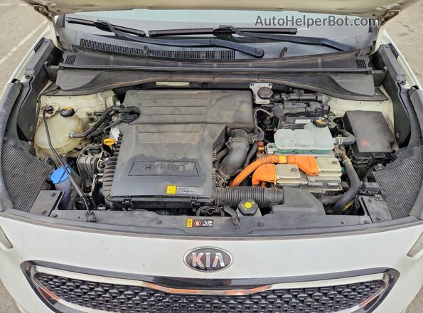 KNDCE3LC9J5175759 2018 KIA NIRO White 