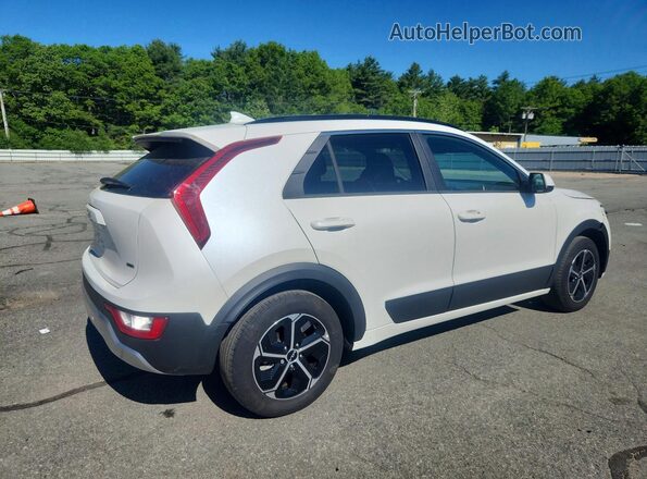 KNDCP3LE0R5155651 2024 KIA NIRO White 