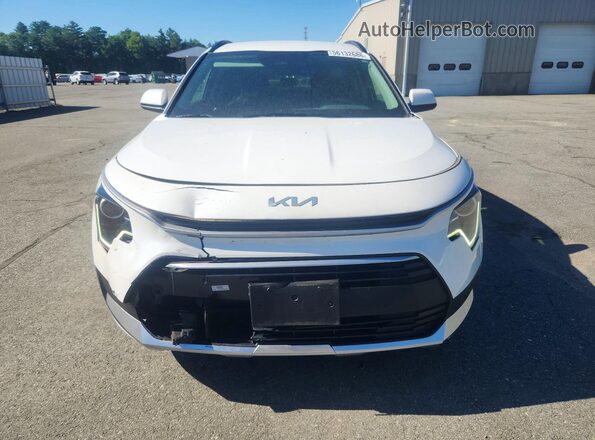 KNDCP3LE0R5155651 2024 KIA NIRO White 