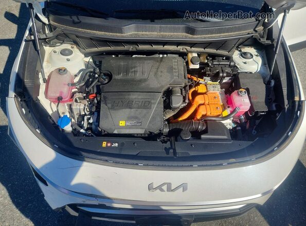 KNDCP3LE0R5155651 2024 KIA NIRO White 