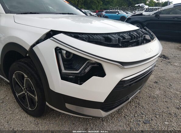 KNDCP3LE1R5119323 2024 KIA NIRO White 