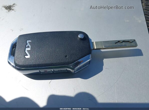 KNDCP3LE3T5330952 2026 KIA NIRO White Vista del salpicadero