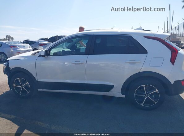 KNDCP3LE3T5330952 2026 KIA NIRO White Vista interior de 360 grados