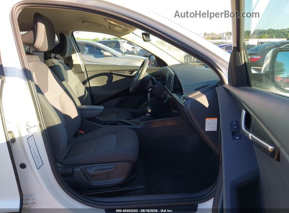 KNDCP3LE6S5287934 2025 KIA NIRO White Widok wnętrza z przodu