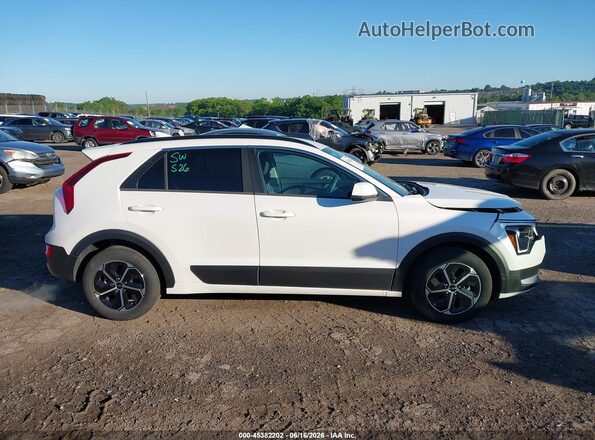 KNDCP3LE6S5287934 2025 KIA NIRO White Widok wnętrza z tyłu