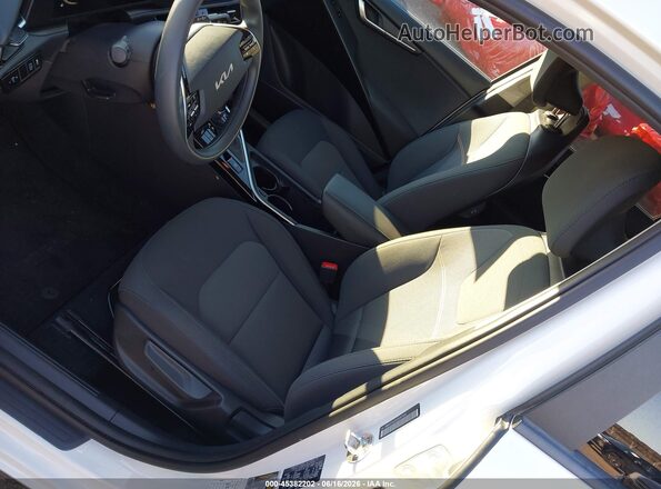 KNDCP3LE6S5287934 2025 KIA NIRO White 