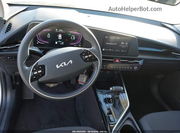 KNDCP3LE6S5287934 2025 KIA NIRO White 