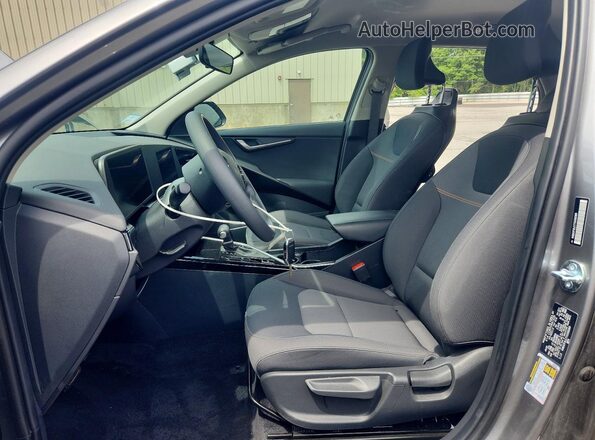 KNDCP3LE7T5330369 2026 KIA NIRO Серый Вид салона спереди