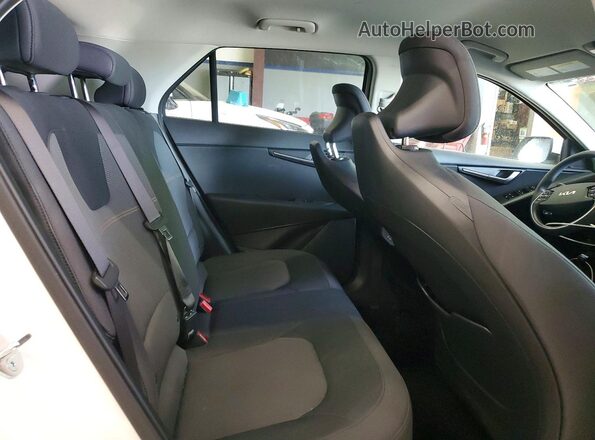 KNDCP3LE9T5356522 2026 KIA NIRO White 