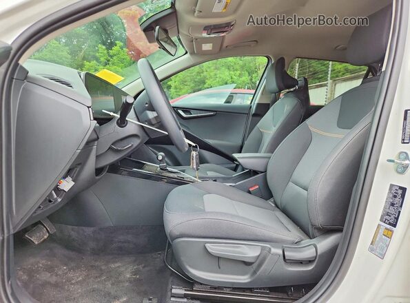 KNDCP3LEXT5329037 2026 KIA NIRO Gray Front interior view