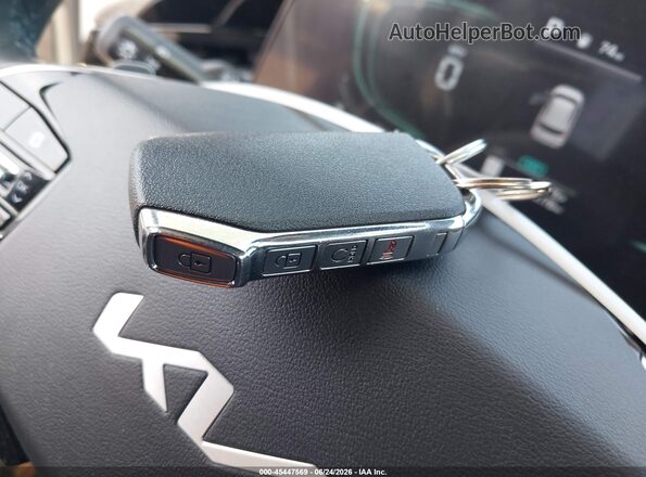 KNDCR3LE0S5307153 2025 KIA NIRO Белый Вид панели приборов