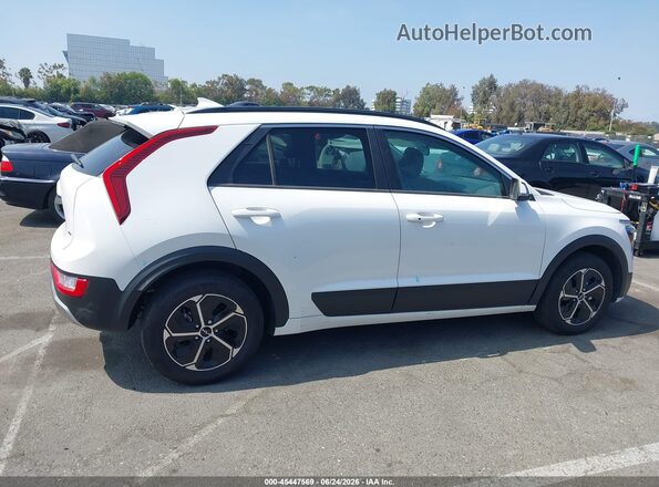 KNDCR3LE0S5307153 2025 KIA NIRO Белый Вид задней части салона