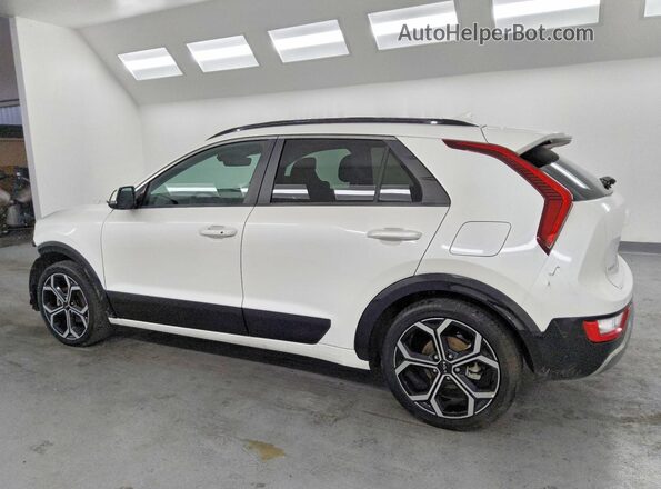 KNDCR3LE1P5043593 2023 KIA NIRO White 