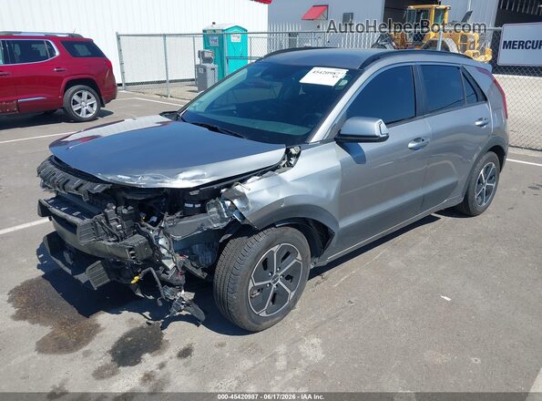 KNDCR3LE2P5049113 2023 KIA NIRO Серебряный Передняя левая четверть