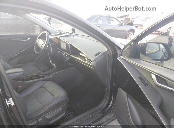KNDCR3LE3P5051758 2023 KIA NIRO Черный Вид салона спереди