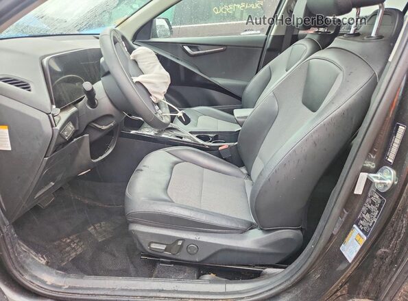 KNDCR3LE4P5038081 2023 KIA NIRO Черный Вид салона спереди