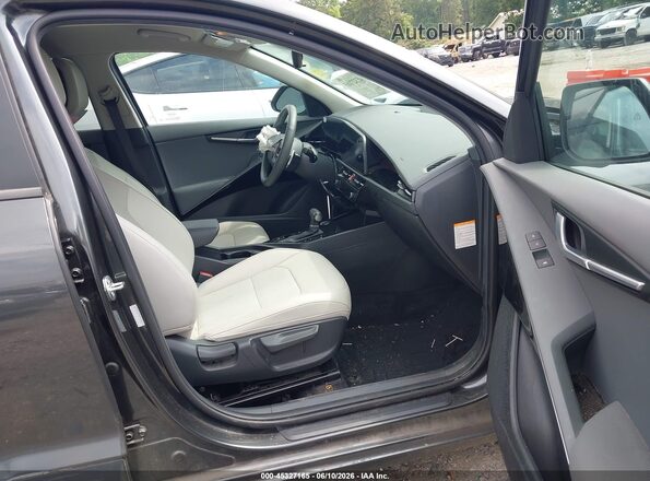 KNDCR3LE7P5115302 2023 KIA NIRO Gray Widok wnętrza z przodu