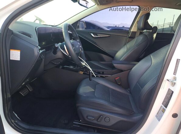 KNDCT3L16P5015447 2023 KIA NIRO White Front interior view