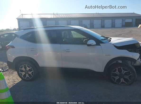 KNDERCAA3P7387231 2023 KIA SELTOS White Вид задньої частини салону