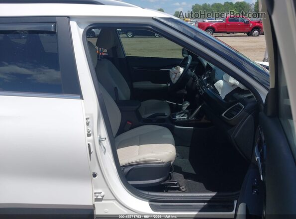 KNDERCAAXP7465553 2023 KIA SELTOS White Вид салону спереду
