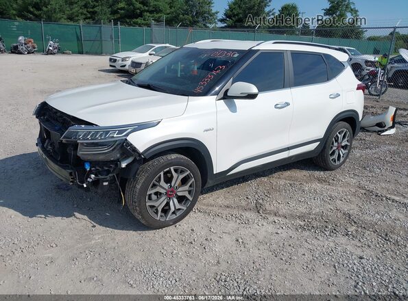 KNDETCA23P7383948 2023 KIA SELTOS Белый Передняя левая четверть