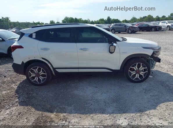 KNDETCA23P7383948 2023 KIA SELTOS Белый Панорамный вид салона 360°