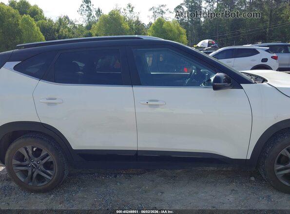 KNDEU2AA2P7373846 2023 KIA SELTOS White 360 interior view