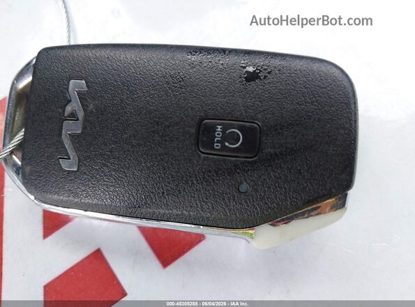 KNDEU2AA8P7384057 2023 KIA SELTOS White Vista del salpicadero