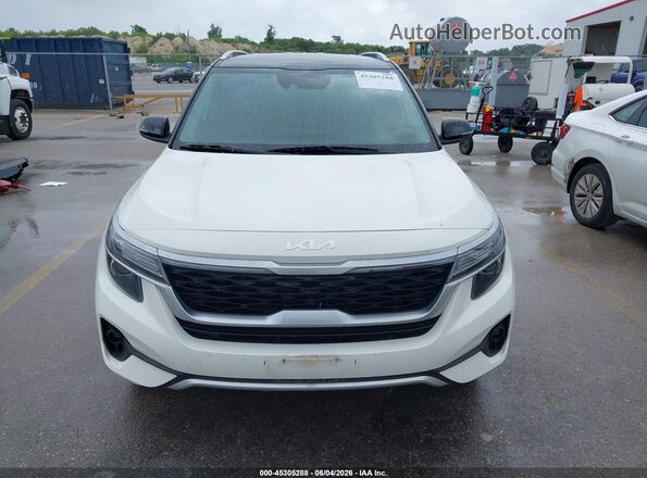 KNDEU2AA8P7384057 2023 KIA SELTOS White Vista interior trasera