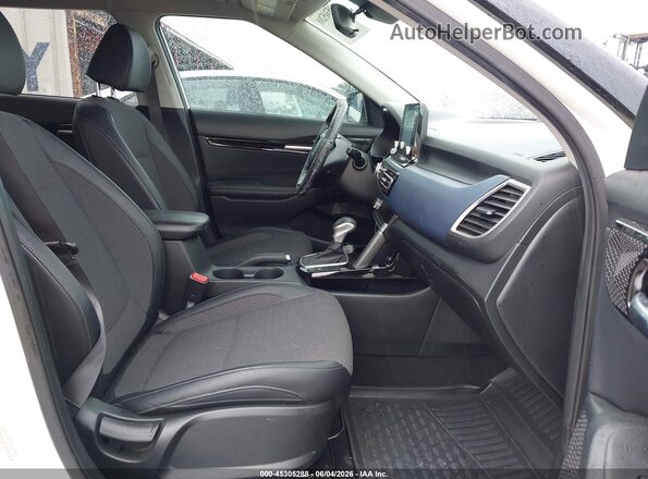 KNDEU2AA8P7384057 2023 KIA SELTOS White Vista interior delantera