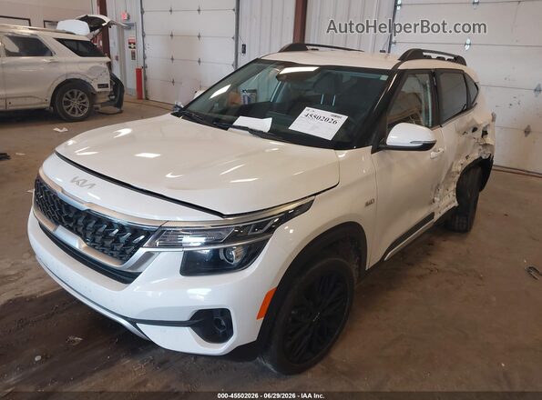 KNDEUCA21N7304562 2022 KIA SELTOS White Передня ліва чверть