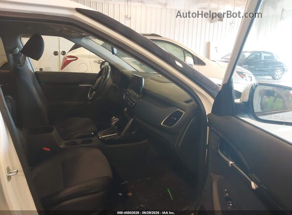 KNDEUCA21N7304562 2022 KIA SELTOS White Вид салону спереду