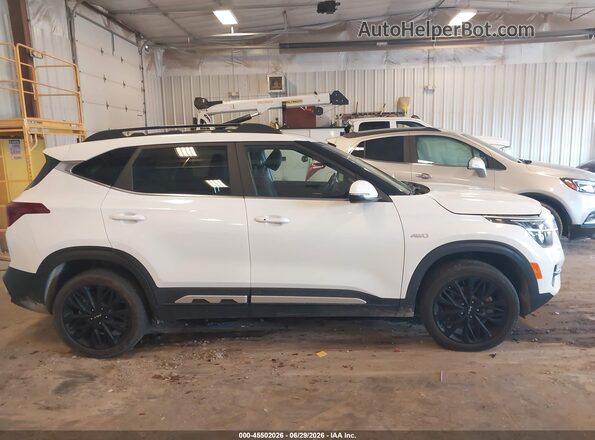 KNDEUCA21N7304562 2022 KIA SELTOS White Вид задньої частини салону