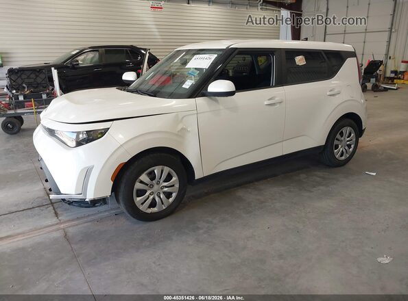 KNDJ23AU3P7853480 2023 KIA SOUL White Vista tres cuartos delantera izquierda