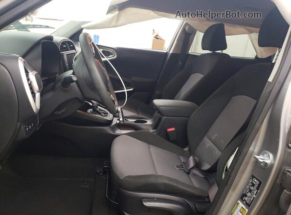 KNDJ23AU4P7888366 2023 KIA SOUL Silver წინა სალონის ხედი