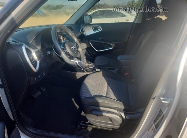 KNDJ23AU8L7724094 2020 KIA SOUL Серебряный Вид салона спереди