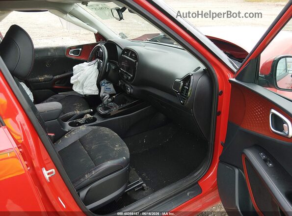KNDJ53AF9N7159303 2022 KIA SOUL Красный Вид салона спереди