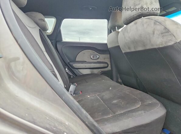 KNDJN2A21J7572902 2018 KIA SOUL Gray Widok tylnych siedzeń