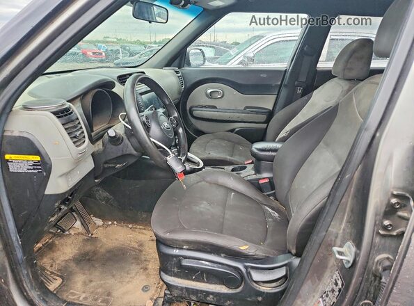 KNDJN2A21J7572902 2018 KIA SOUL Gray Widok wnętrza z przodu