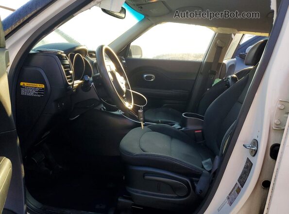 KNDJN2A26H7424674 2017 KIA SOUL White წინა სალონის ხედი