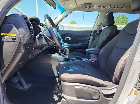 KNDJN2A26J7561572 2018 KIA SOUL Silver წინა სალონის ხედი