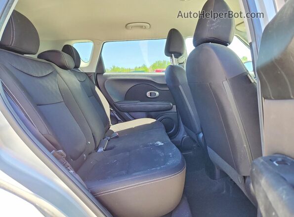 KNDJN2A26J7561572 2018 KIA SOUL Silver უკანა სავარძლების ხედი